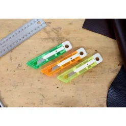Nóż do tapet z mechanizmem zabezpieczającym / Pomarańczowy V5633-07