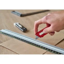 Nóż do tapet z mechanizmem zabezpieczającym / Czerwony V5633-05