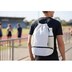 Nomad ściągana na sznurek torba sportowa z recyklingu z certyfikatem GRS o pojemności 18l z dolną komorą / Sandstone 13009932
