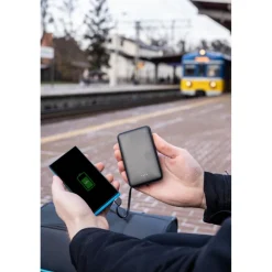 Power bank 5000 mAh ze zintegrowanymi kablami, adapter w komplecie | Presley / Czarny V0905-03