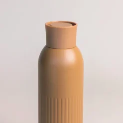 Sagaform Tekla Push stalowa butelka z zakrętką (z recyklingu) 500 ml / Beżowy LT52134-N0055